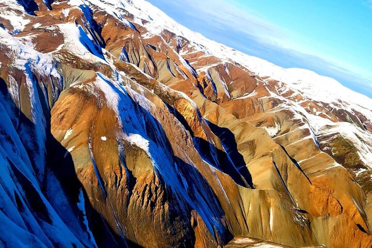 Loftmynd af snæviþöktu fjalli