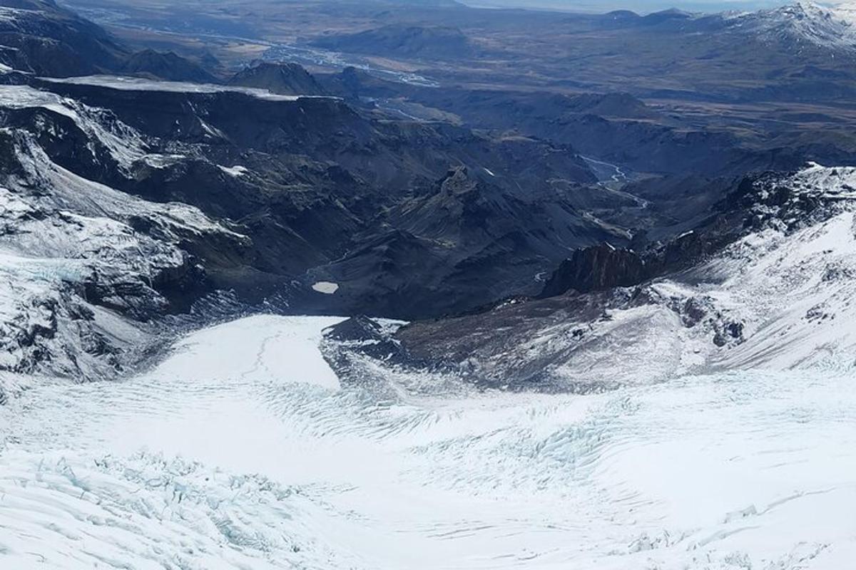 Loftmynd af snæviþöktu fjalli