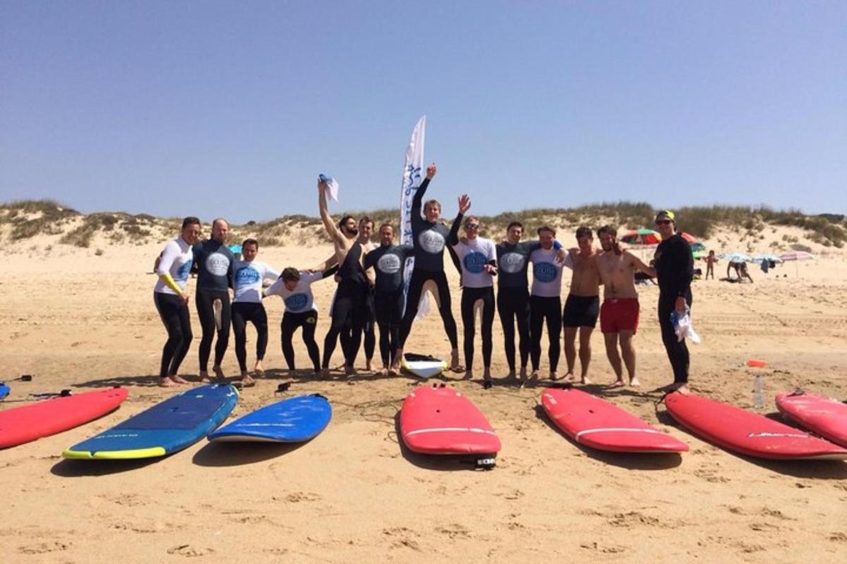 un grup de oameni care stăteau pe plajă cu plăcile lor de surf