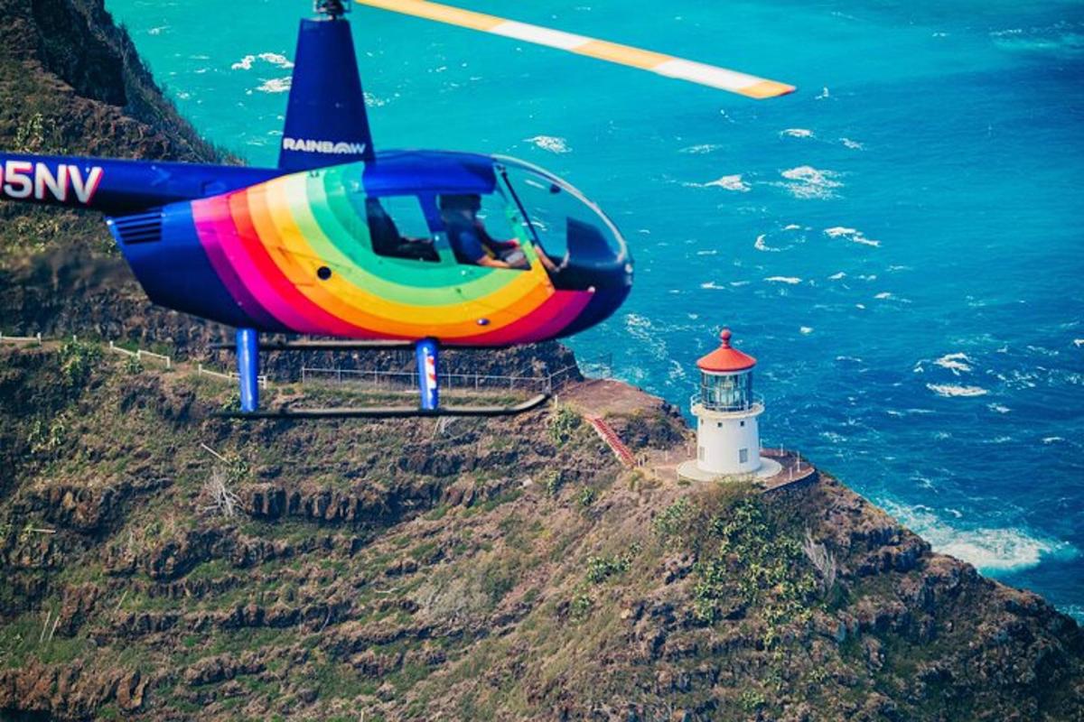 helikopter leti nad svetilnikom ob oceanu