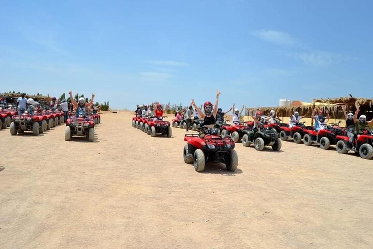 un grup de ATV-uri și ATV-uri parcate pe un câmp