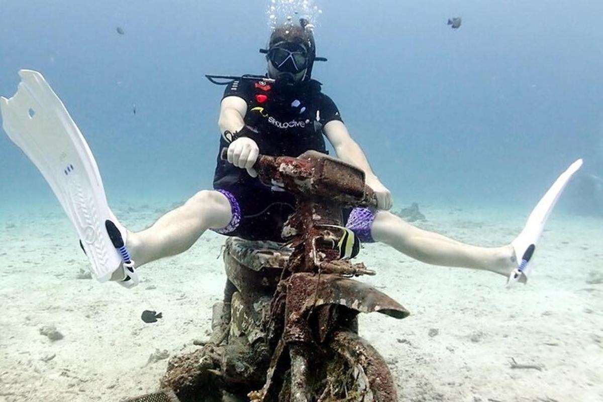 un uomo in muta da sub sulla spiaggia