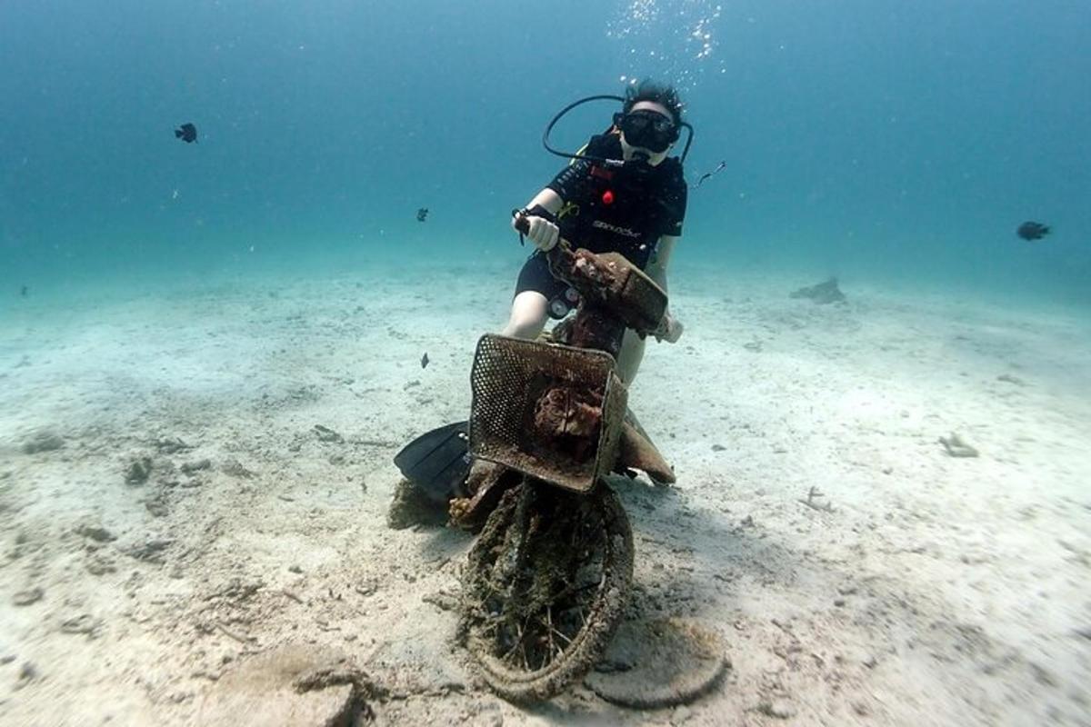 una persona su una moto in acqua