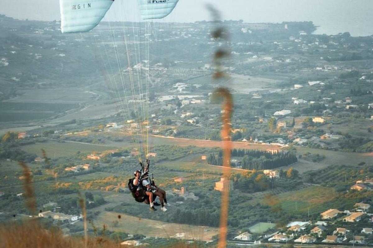dva lidé jedoucí na koních na padáku