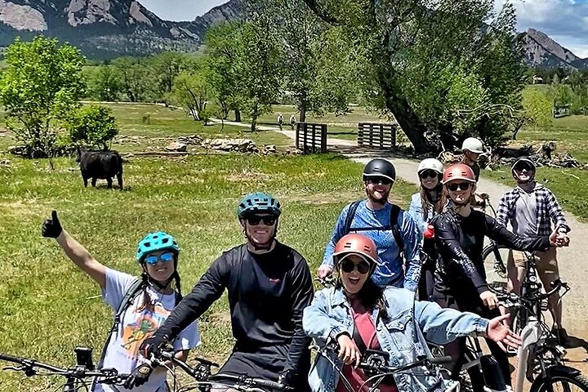 un gruppo di persone in bicicletta che posano per una foto