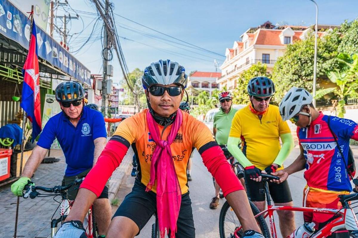 um grupo de pessoas andando de bicicleta por uma rua