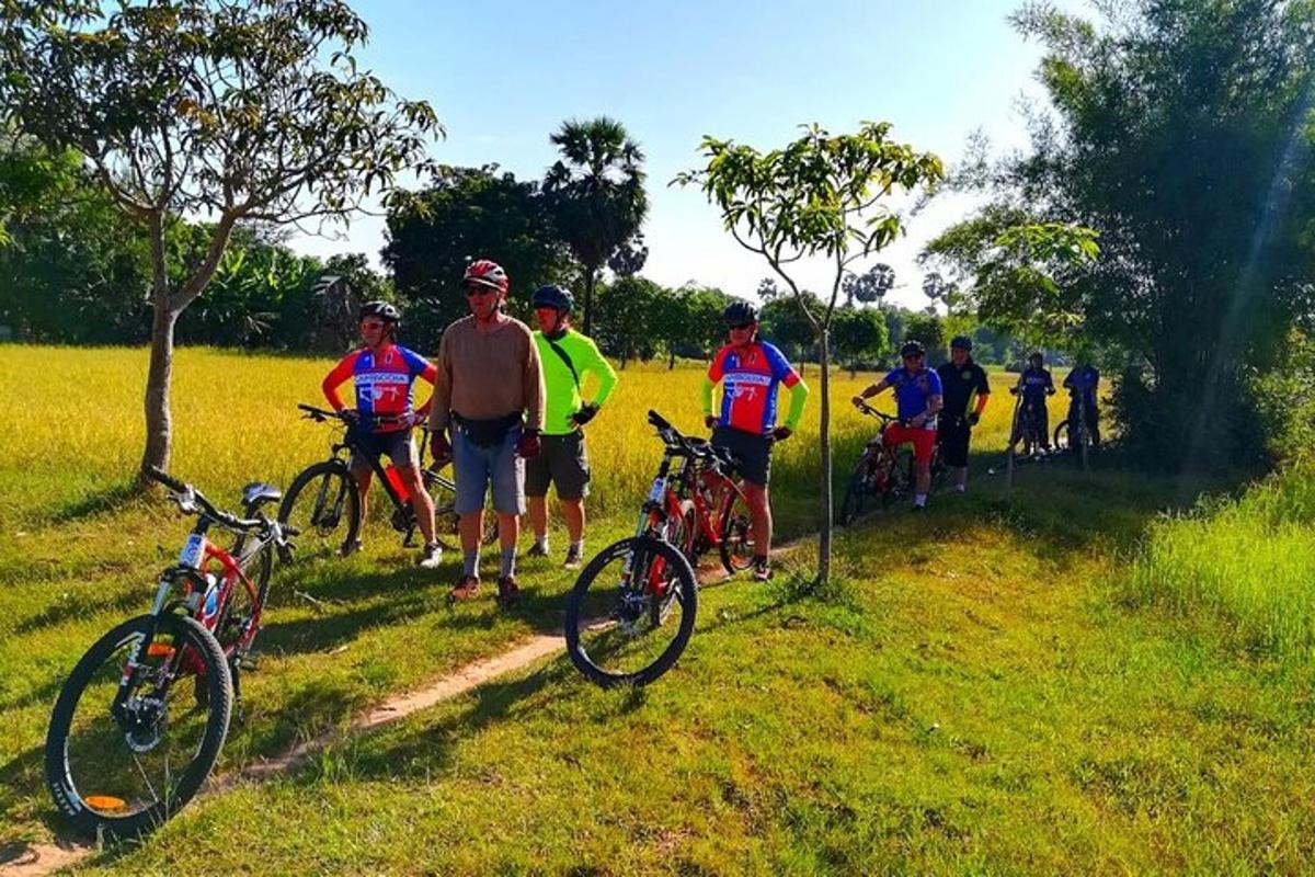 um grupo de pessoas em pé ao lado de suas bicicletas