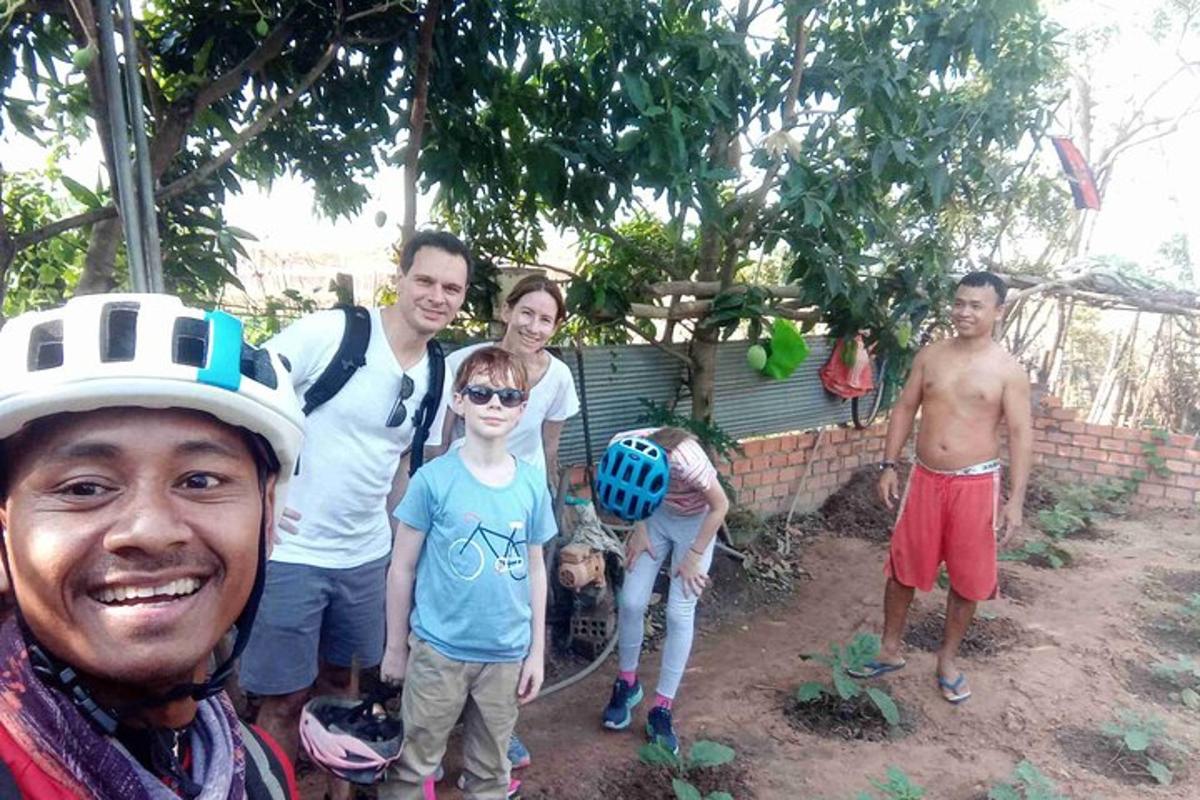 un gruppo di persone che posano per una foto