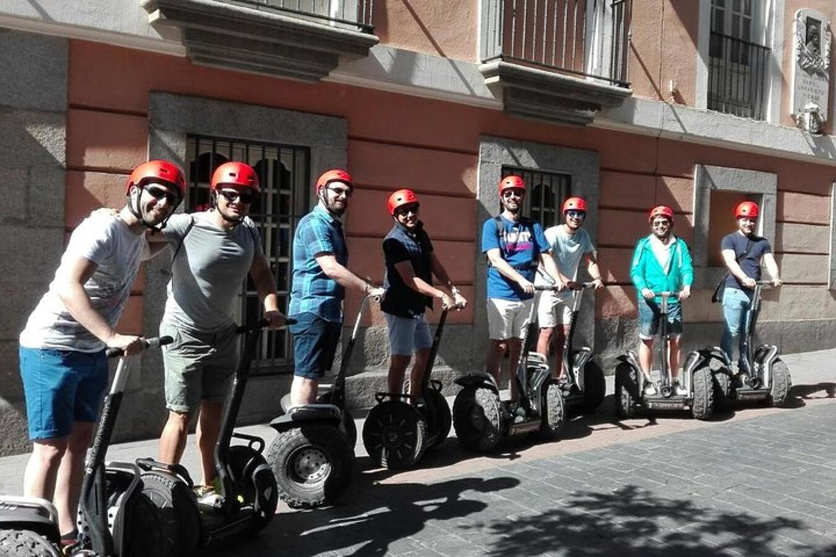 skupina lidí jedoucích na segwayích