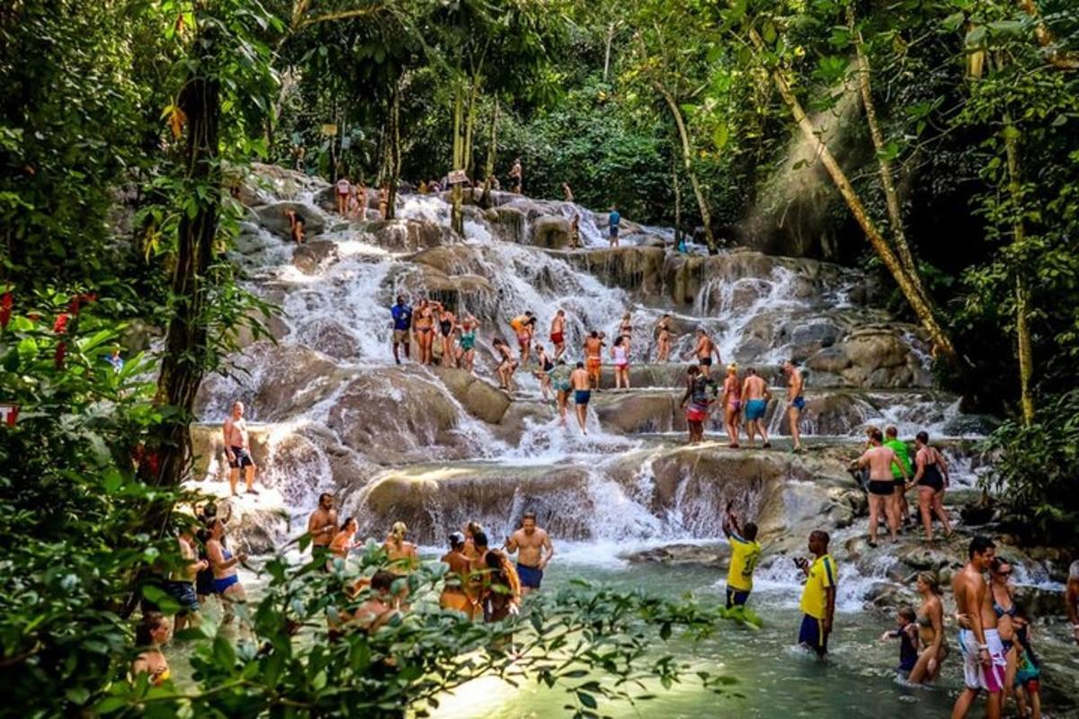 Un grupo de personas en el agua en una cascada.