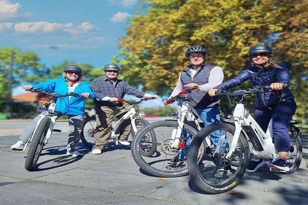 un gruppo di persone che vanno in bicicletta lungo una strada