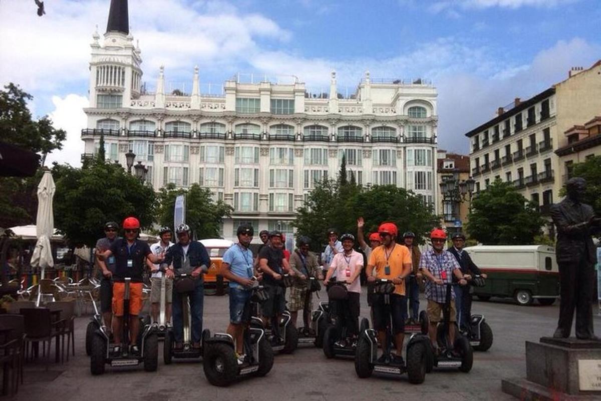 skupina lidí na segwayích před budovou