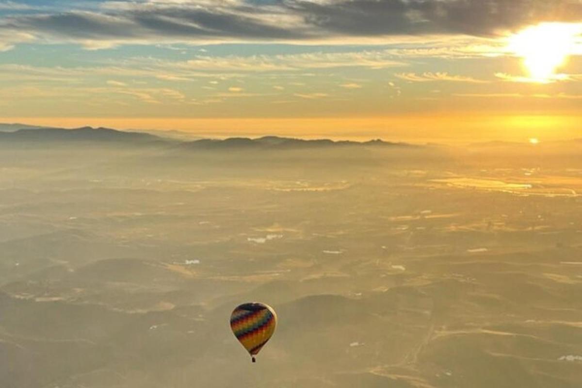 balon na vroč zrak, ki leti v nebu nad oblaki
