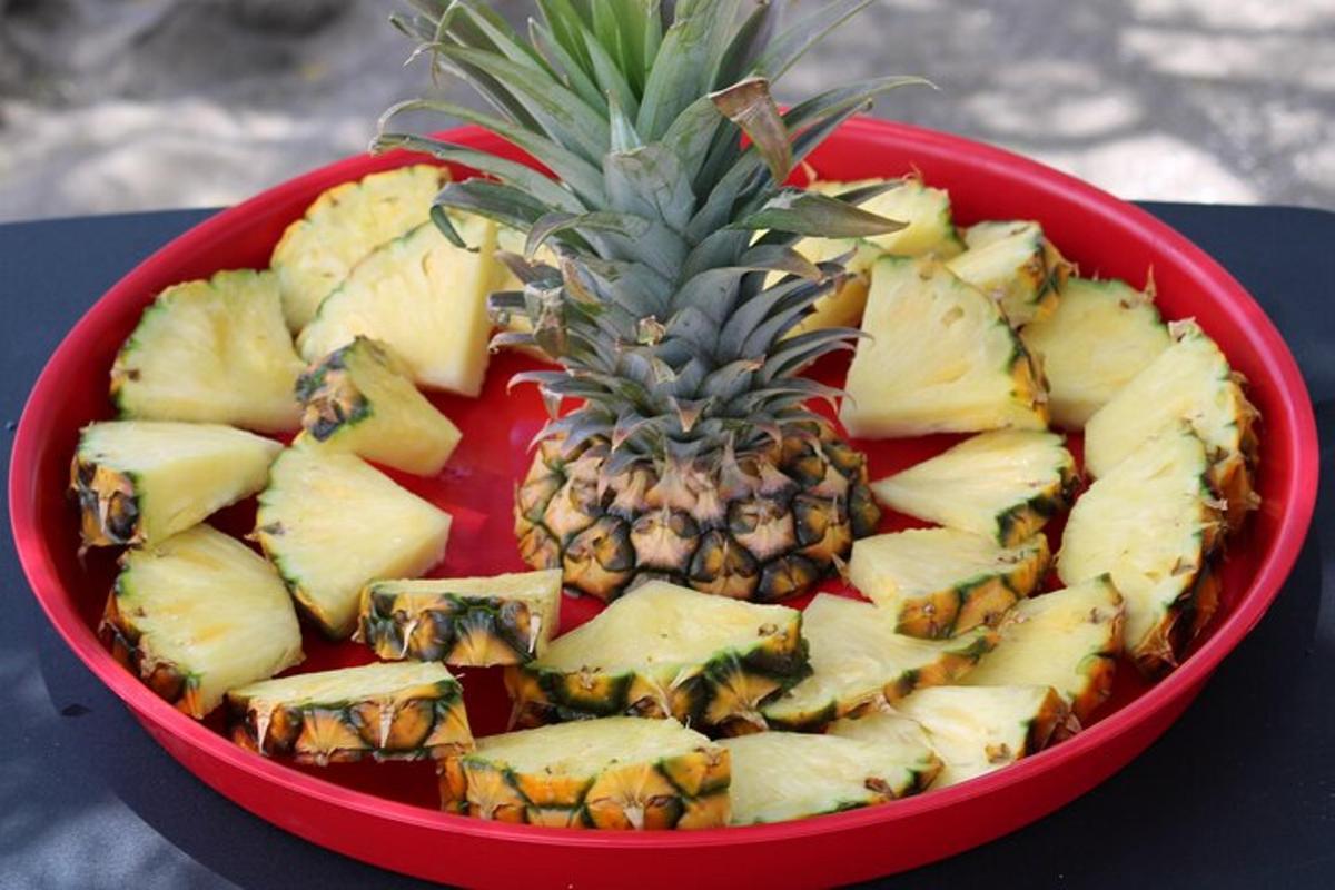 mangkuk merah berisi nanas di atas meja