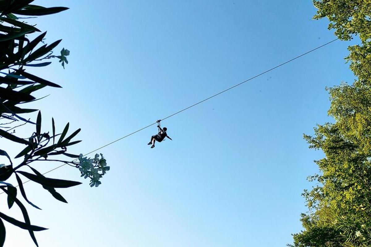 seseorang di jalur zipline di langit