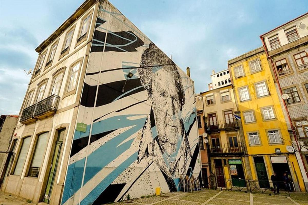 o clădire cu o pictură murală pe lateral