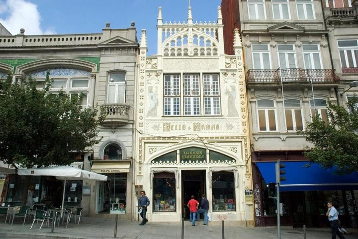 o clădire veche prin fața căreia se plimbă oameni