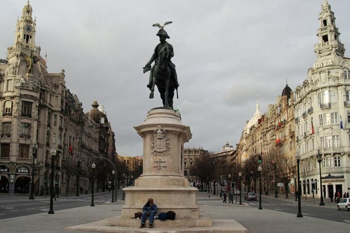 o statuie în mijlocul unui oraș cu clădiri