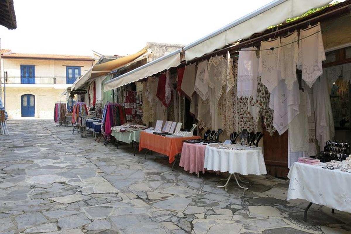 een rij tafels met tentoongestelde kleding op een markt