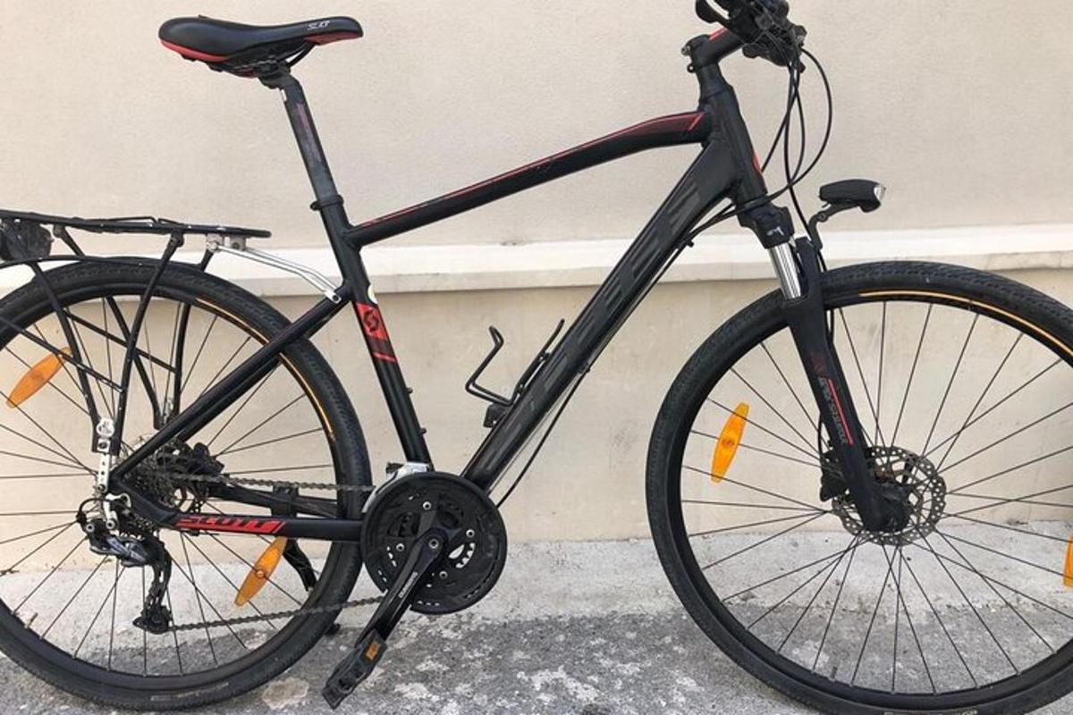 en sort cykel parkeret ved siden af en mur