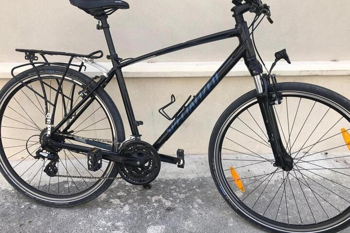 en sort cykel parkeret ved siden af en mur