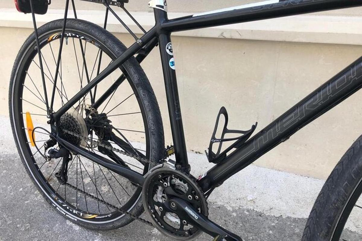 svart hjól lagt við hliðina á byggingu