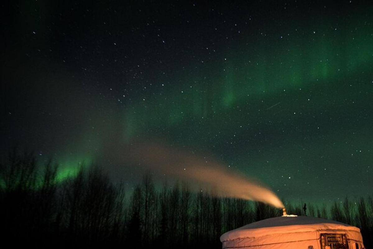 egy iglu az égen a sarki fénygel