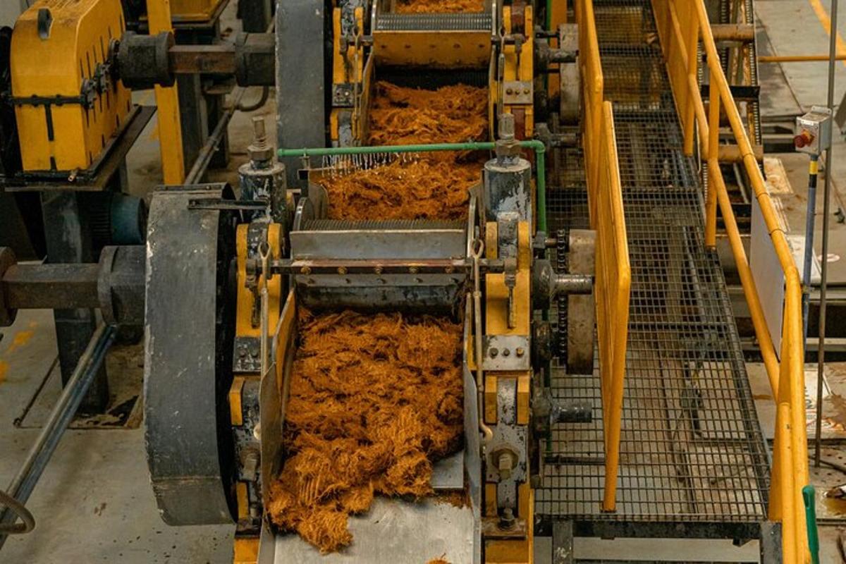 uma sala cheia de equipamentos empoeirados em uma fábrica