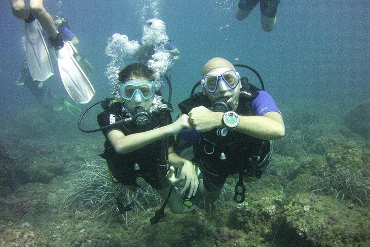 due persone stanno scattando una foto in acqua
