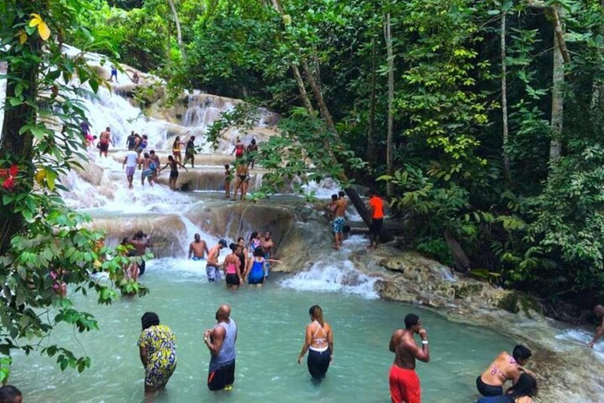 Un grupo de personas en el agua en una cascada.