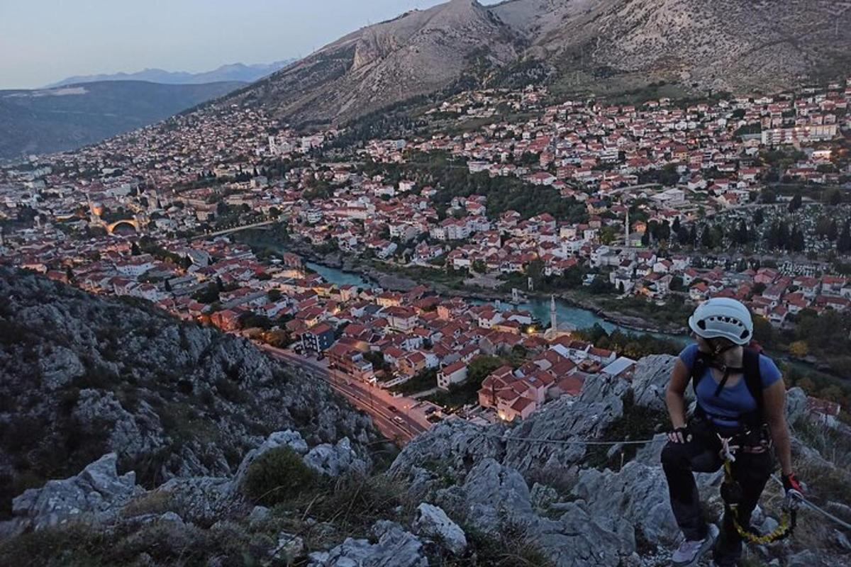 una persona en una tirolina en una montaña