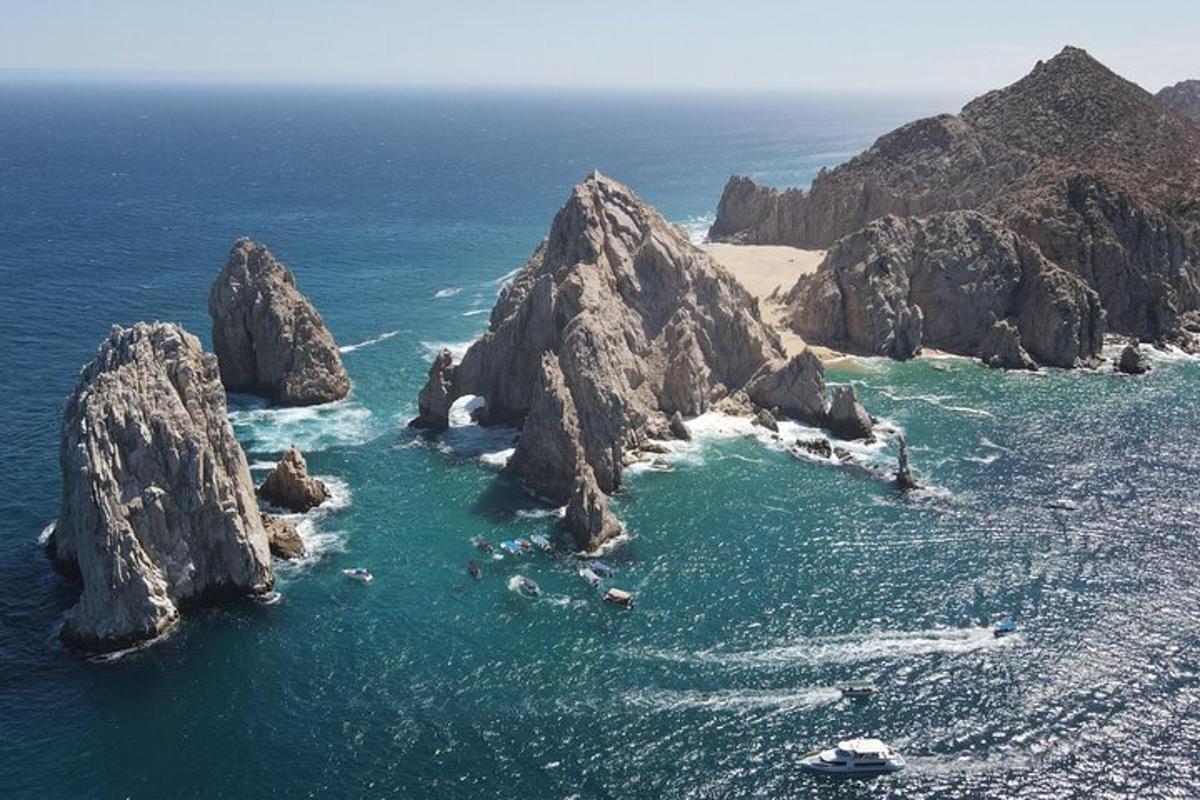 uma ilha no oceano com pedras na água