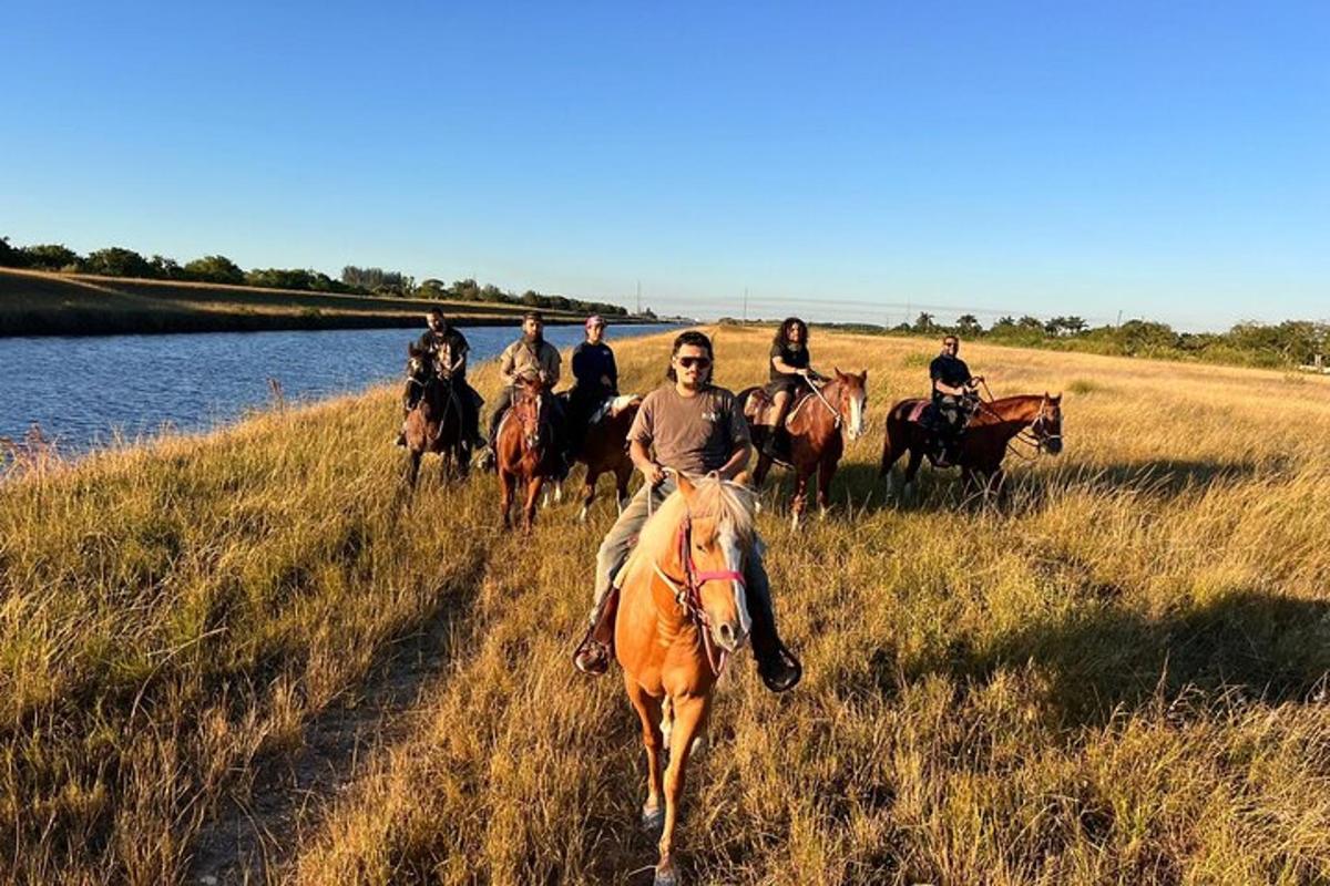 eine Gruppe von Menschen, die auf einem Feld reiten