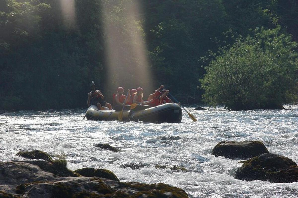 un gruppo di persone su una zattera in un fiume