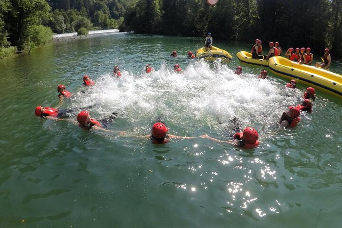 un gruppo di persone in acqua su una zattera