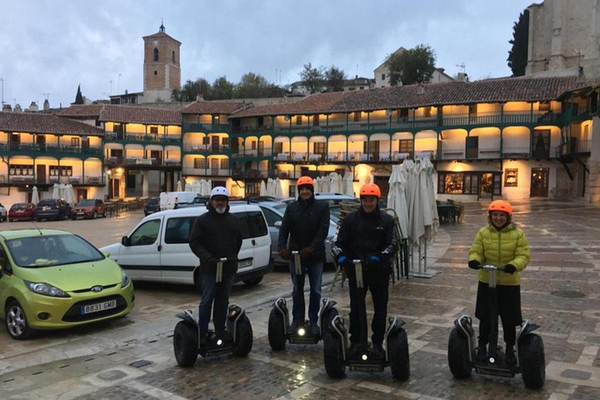 skupina lidí jezdících na segwayích na parkovišti