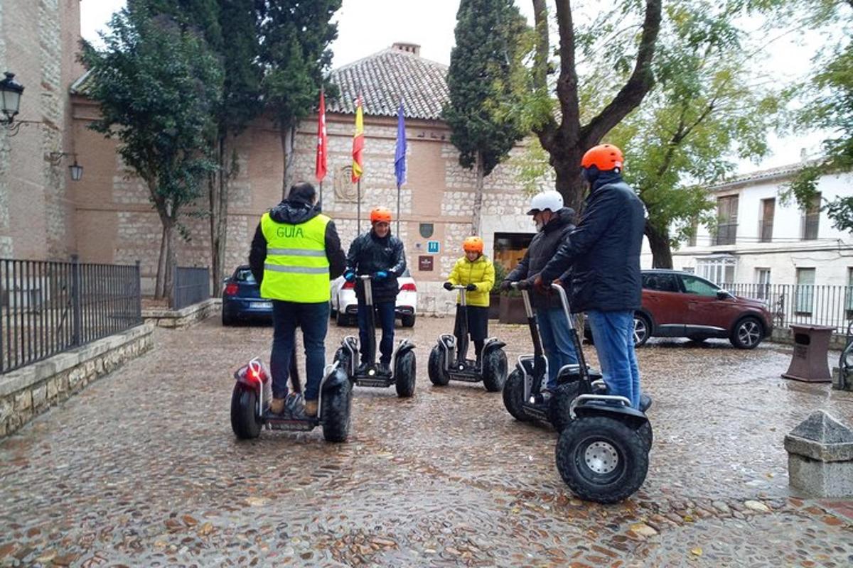 skupina lidí jezdících na segwayích po ulici
