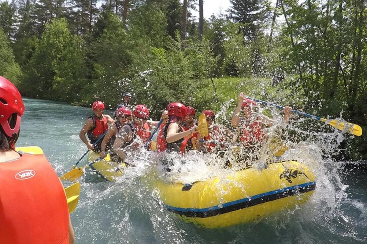 un gruppo di persone su una zattera in acqua
