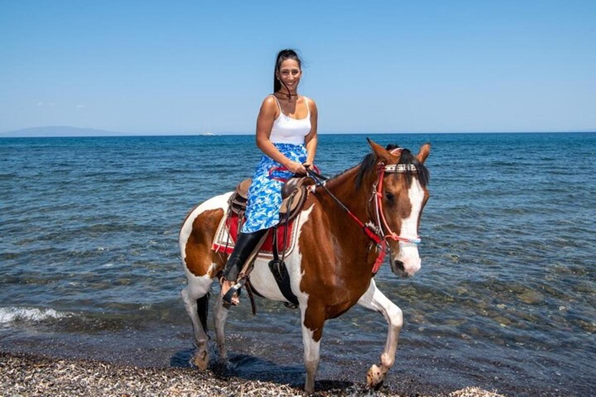 sahilde ata binen bir kadın