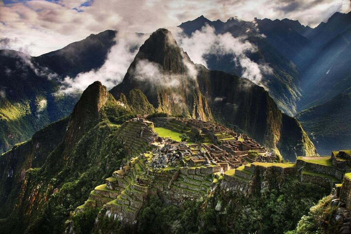 Vista aérea de un pueblo en una montaña