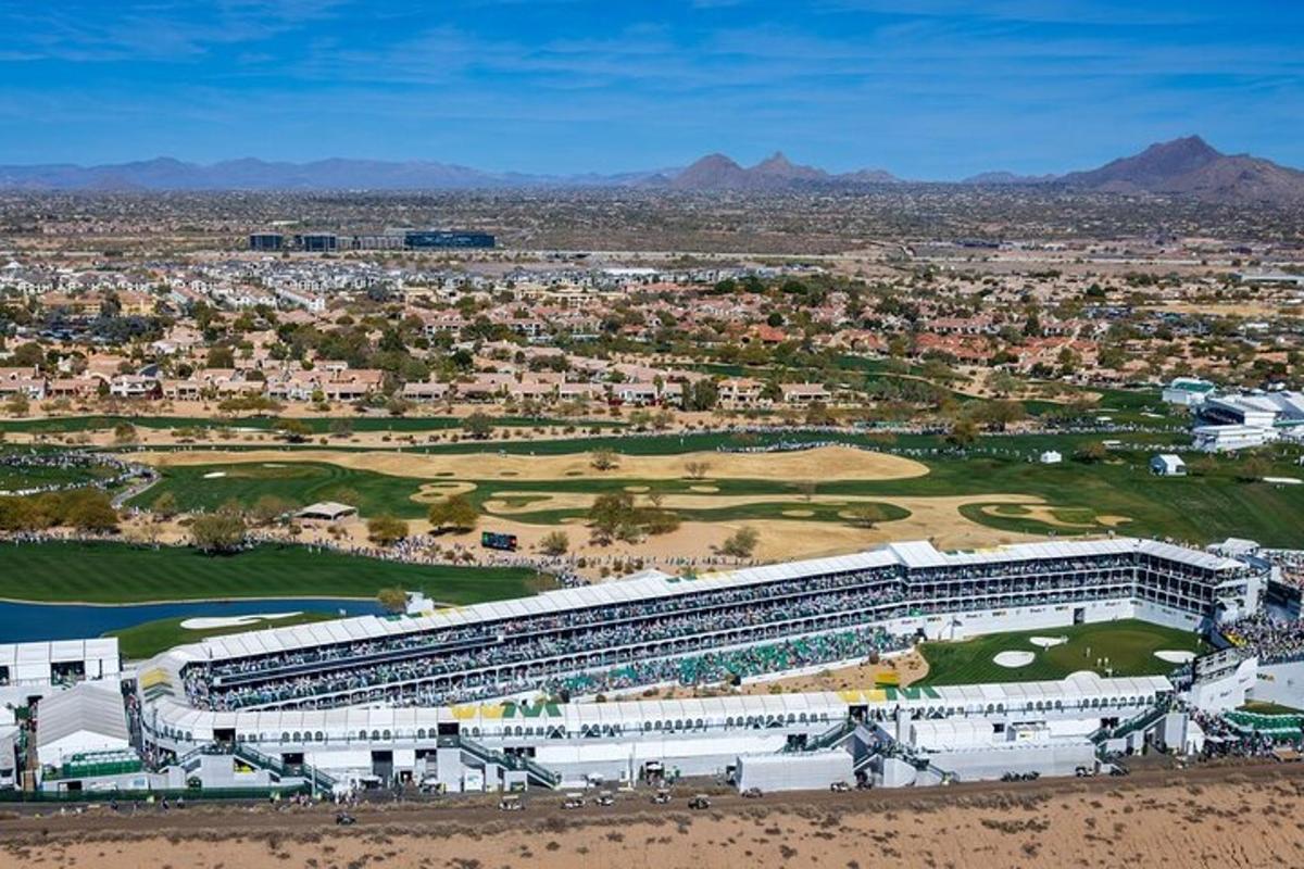 vista aèria d'un edifici i un camp de golf