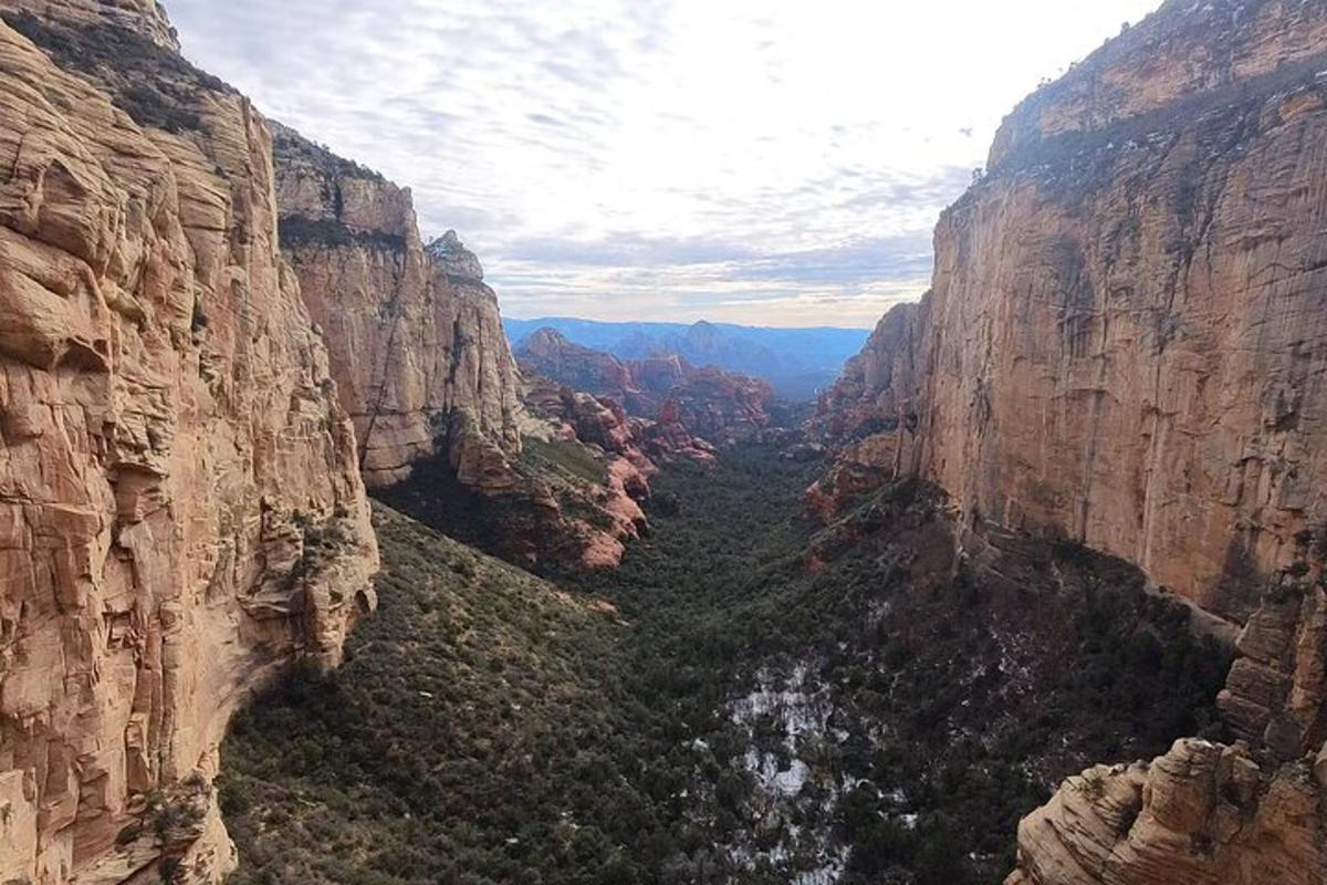 una vista d'un canyó des de dalt d'un penya-segat