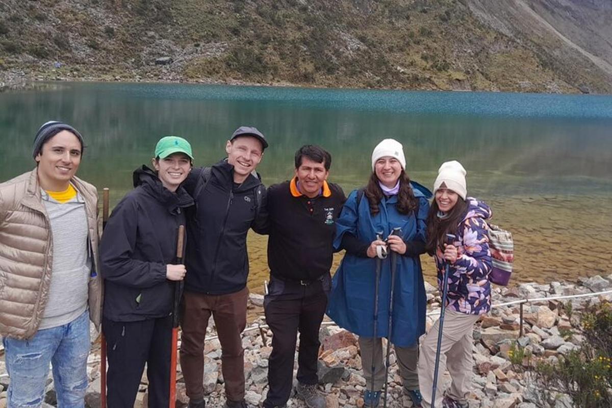 grupp inimesi, kes seisavad järve ees