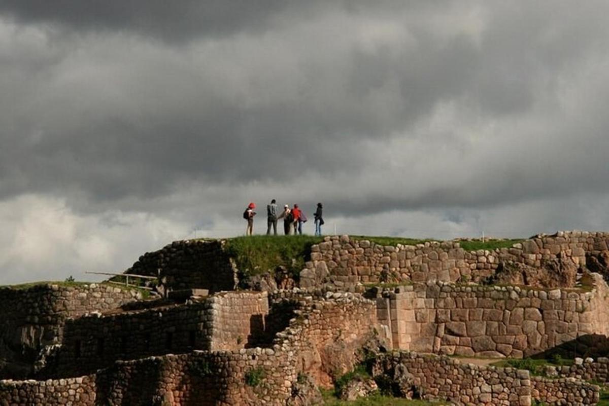 un grupo de personas de pie en la cima de una montaña