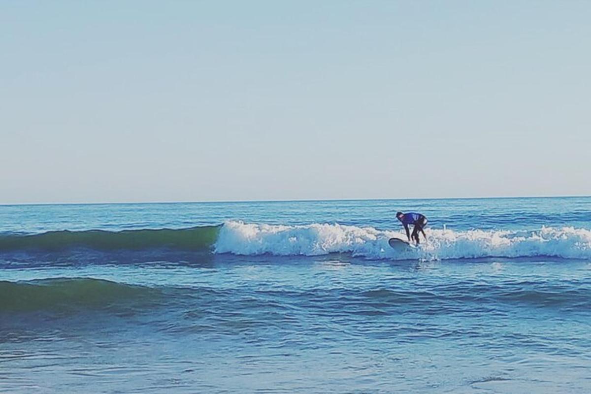 oseba, ki jaha val na deski za surfanje v oceanu
