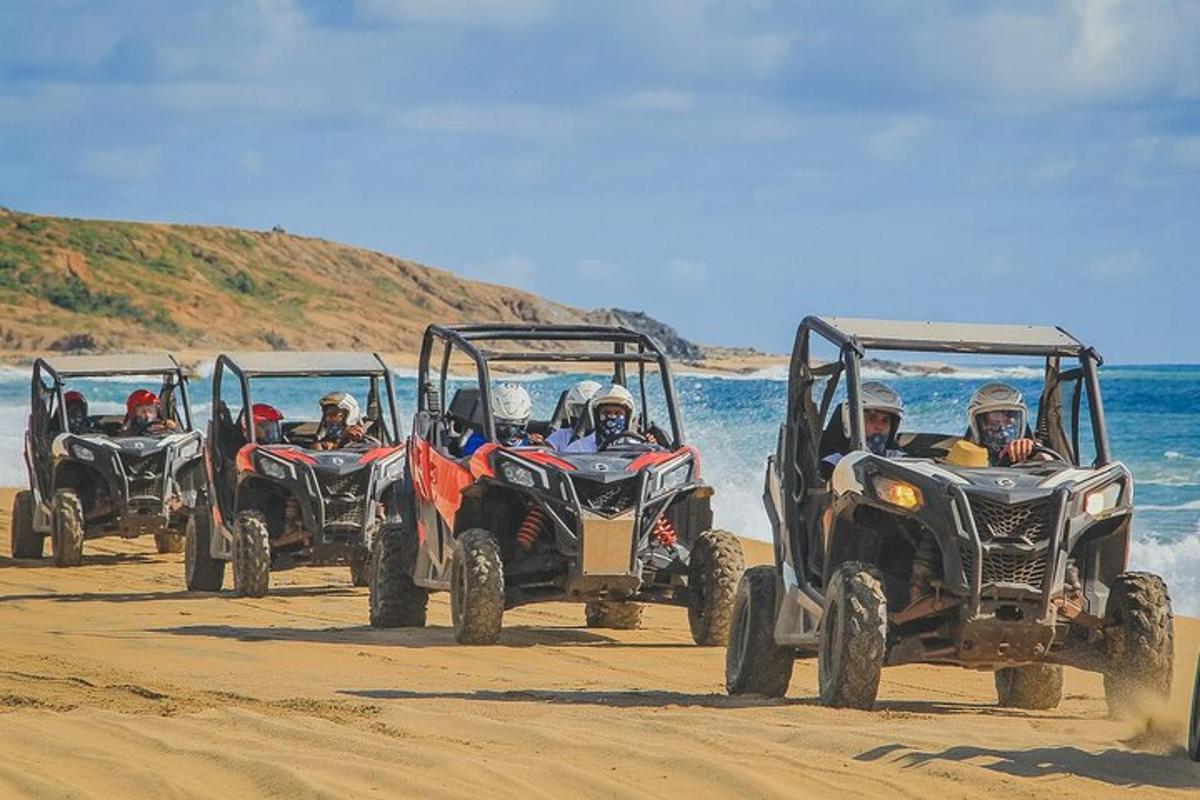 Μια ομάδα ανθρώπων που οδηγούν ATV στην παραλία