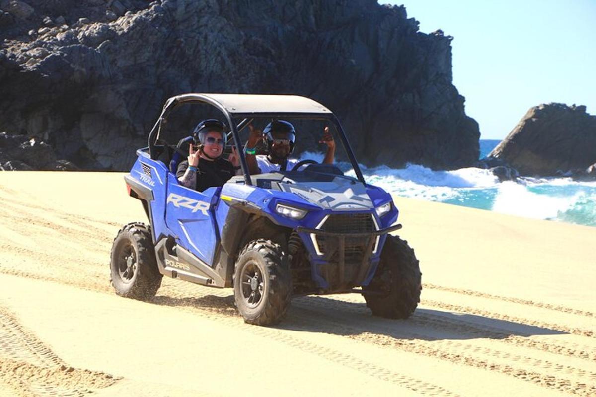 deux personnes conduisant un VTT bleu sur la plage