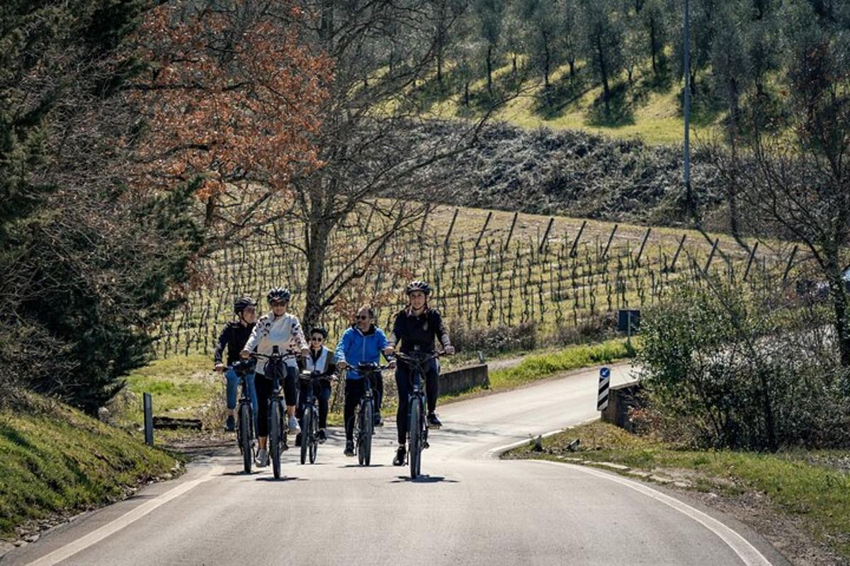 skupina ľudí jazdiacich na bicykloch po ceste