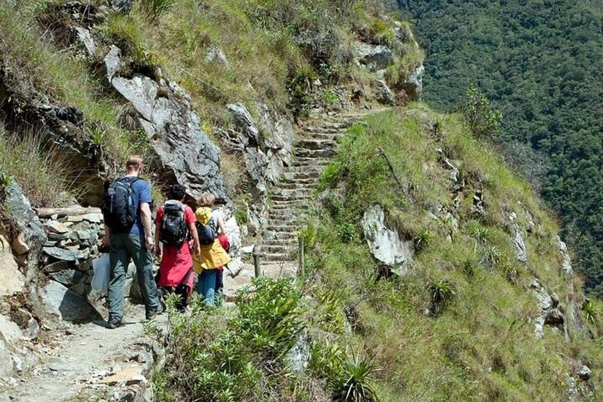sekumpulan orang berjalan mendaki denai gunung