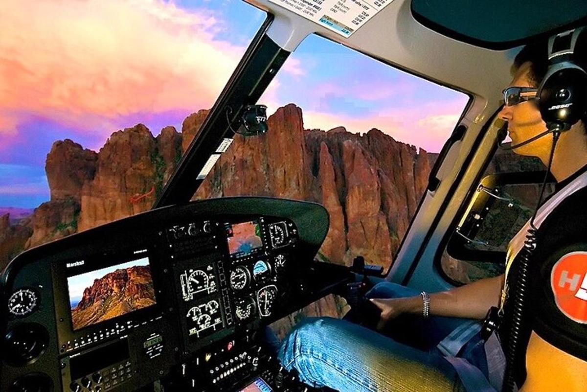 una persona che pilota un elicottero sopra un canyon